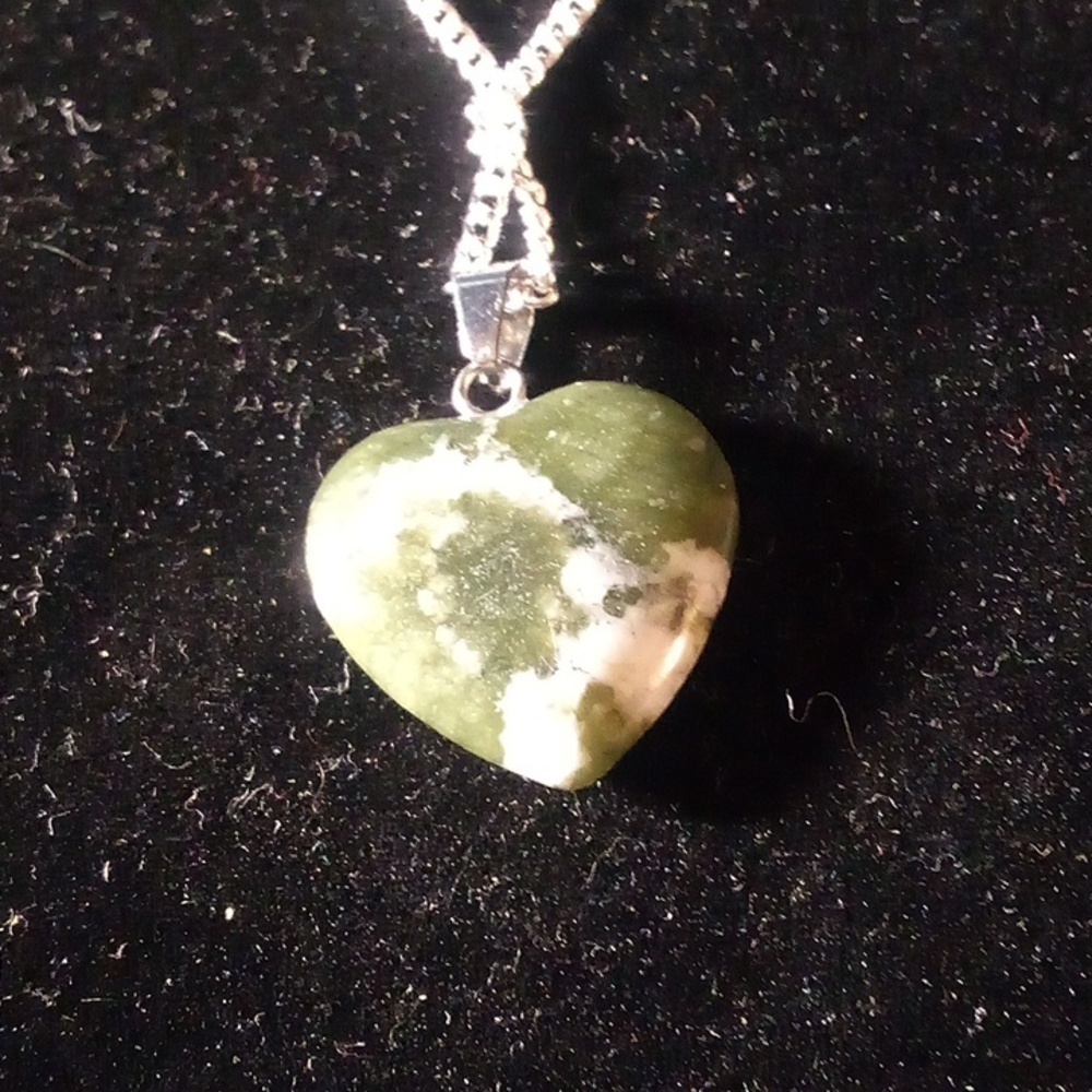 💝2/$20💝 NIP - Green & White Garden Quartz Heart Shape Stone Pendant Necklace - Picture 4 of 9